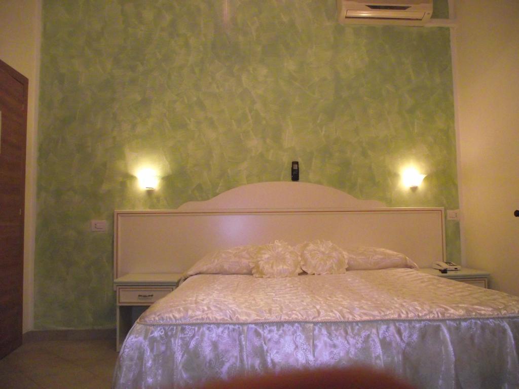 Hotel Ausonia Monte Porzio Habitación foto